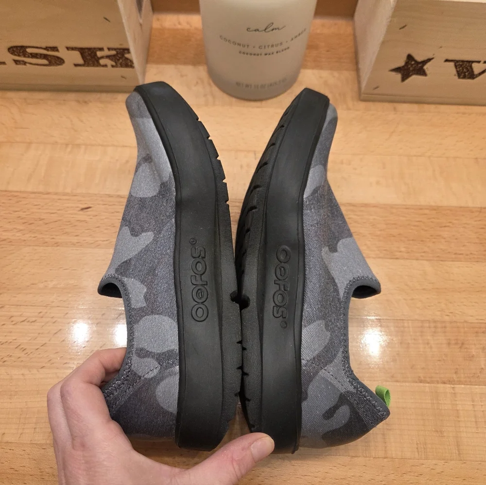 OOFOS OOmg eeZee Low Recovery Shoes Gray Camouflage Womens Size 6